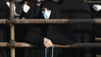 Dilansir Reuters, Rabu (2/9/2020), salah satu karikatur yang akan diterbitkan ulang merupakan karikatur Nabi Muhammad yang memakai sorban berbentuk menyerupai sebuah bom dengan sumbu yang telah menyala. Karikatur itu pertama diterbitkan sebuah surat kabar Denmark tahun 2005 dan diterbitkan oleh Charlie Hebdo setahun kemudian. AP Photo/Vahid Salemi.