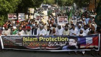 Sejumlah warga Pakistan menggelar aksi unjuk rasa memprotes aksi majalah Prancis, Charlie Hebdo, yang menerbitkan ulang karikatur Nabi Muhammad SAW di kawasan Lahore, Pakistan, Kamis (10/9/2020) waktu setempat. AP Photo/K.M. Chaudary.