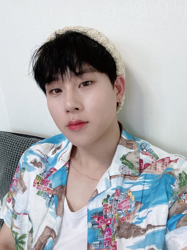 6. Jooheon MONSTA XDilansir Koreaboo, para editor majalah Allure Korea terkejut ketika pertama kali melihat Jooheon. Bahkan ketika tidak memakai base makeup, kulitnya sudah terlihat menawan. Dikatakan jika wajahnya tampak bersinar seperti telur yang baru dikupas karena tampak kenyal dan terhidrasi. Foto: Twitter