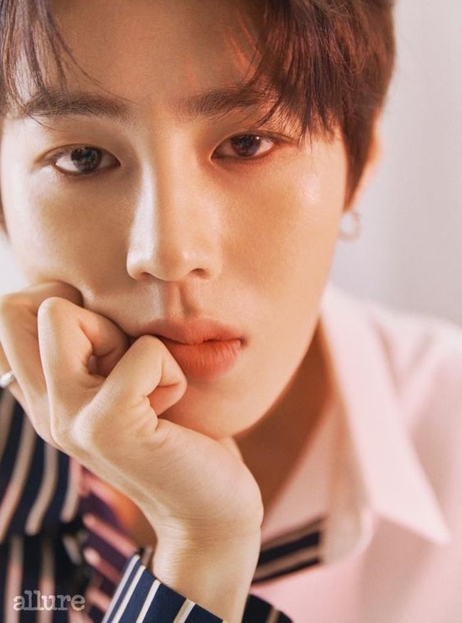 5. Ha SungwoonHa Sungwoon juga dikenal sebagai idol dengan wajah flawless tanpa noda. Tak hanya itu, wajahnya pun sering tampak bersinar dibanding idol-idol lainnya. Saat wajahnya di-close-up, para editor menyadari tekstur asli kulitnya yang tidak butuh edit sama sekali. Karenanya, wajah mantan personel Wanna One itu terlihat cantik bahkan tanpa makeup. Tak heran memang mengingat pria 26 tahun tersebut memang rajin perawatan wajah. Foto: Instagram/Internet