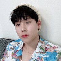 6. Jooheon MONSTA XDilansir Koreaboo, para editor majalah Allure Korea terkejut ketika pertama kali melihat Jooheon. Bahkan ketika tidak memakai base makeup, kulitnya sudah terlihat menawan. Dikatakan jika wajahnya tampak bersinar seperti telur yang baru dikupas karena tampak kenyal dan terhidrasi. Foto: Twitter