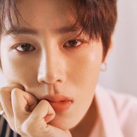 5. Ha SungwoonHa Sungwoon juga dikenal sebagai idol dengan wajah flawless tanpa noda. Tak hanya itu, wajahnya pun sering tampak bersinar dibanding idol-idol lainnya. Saat wajahnya di-close-up, para editor menyadari tekstur asli kulitnya yang tidak butuh edit sama sekali. Karenanya, wajah mantan personel Wanna One itu terlihat cantik bahkan tanpa makeup. Tak heran memang mengingat pria 26 tahun tersebut memang rajin perawatan wajah. Foto: Instagram/Internet