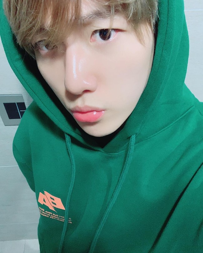 4. Baekhyun EXOIdol pria lain yang dikenal punya wajah flawless adalah Baekhyun EXO. Editor majalah Allure Korea pun mengaku kulitnya bening seperti porselen. Dikatakan jika rona wajah Baekhyun yang lembap membuatnya terlihat menonjol dalam pemotretan. Foto: Instagram/Internet
