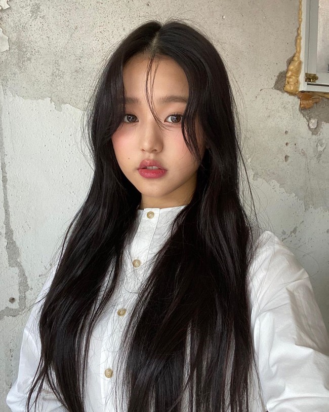 3. Jang Wonyoung IZ*ONEJang Wonyoung punya kulit yang bagus terlebih ia masih berusia remaja. Namun kulit Wonyoung dikatakan tak seperti remaja kebanyakan. Para editor majalah kecantikan itu menyoroti bahwa remaja yang jadi peringkat satu dalam Produce 48 tersebut punya kulit kenyal dan dewy tanpa banyak noda sehingga memudahkan para editor bekerja. Foto: Instagram/Internet