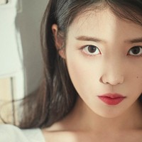 7. IUBukan rahasia lagi jika kulit IU yang putih dan mulus menjadi goal bagi banyak wanita. Para editor majalah pun mengakui jika tidak banyak edit yang perlu dilakukan pada foto-fotonya. Wajah imut IU yang sering dibilang awet muda pun tidak punya noda di wajah sehingga semakin menawan di depan kamera. Foto: Dazed