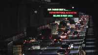 Sejumlah kendaraan melintas di jalan Tol Jakarta-Cikampek, Bekasi, Jawa Barat, Jumat (11/9/2020). Arus lalu lintas jalan Tol Jakarta-Cikampek terpantau ramai jelang penerapan PSBB (Pembatasan Sosial Berskala Besar) pada (14/9) yang diberlakukan Pemprov DKI Jakarta untuk penanggulangan kasus COVID-19 yang kembali meningkat.