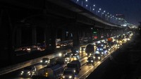 Sejumlah kendaraan melintas di jalan Tol Jakarta-Cikampek, Bekasi, Jawa Barat, Jumat (11/9/2020).