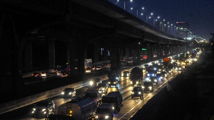 ARUS LALU LINTAS TOL JAKARTA-CIKAMPEK JELANG PSBB JAKARTA Sejumlah kendaraan melintas di jalan Tol Jakarta-Cikampek, Bekasi, Jawa Barat, Jum'at (11/9/2020). Arus lalu lintas jalan Tol Jakarta-Cikampek terpantau ramai jelang penerapan PSBB (Pembatasan Sosial Berskala Besar) pada (14/9) yang diberlakukan Pemprov DKI Jakarta untuk penanggulangan kasus COVID-19 yang kembali meningkat. ANTARA FOTO/ Fakhri Hermansyah/foc.