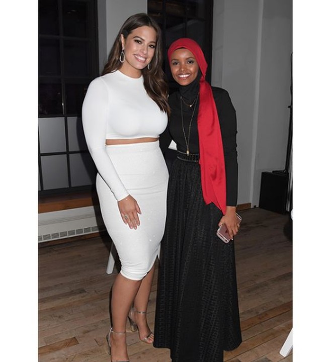Model Ashley Graham tampil chic dengan setelan monokrom keluaran Meshki. Satu stel crop top dan rok ini seharga USD 76 atau sekitar Rp 1,1 juta. Foto: Instagram/@ashleygraham