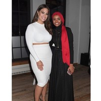Model Ashley Graham tampil chic dengan setelan monokrom keluaran Meshki. Satu stel crop top dan rok ini seharga USD 76 atau sekitar Rp 1,1 juta. Foto: Instagram/@ashleygraham
