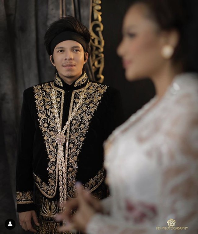Penampilan memesona Aurel Hermansyah jadi pengantin Jawa ini sempat dikira netizen sebagai foto prewedding dengan Atta Halilintar. Namun dari Instagram Atta terkuak kalau ternyata penampilan Aurel jadi pengantin Jawa ini untuk video klip terbaru salah satu anggota keluarga Gen Halilintar itu. Atta baru saja merilis lagu dan video klip berjudul Calon Bojo. Foto: Dok. Instagram @fdphotography90
