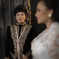 Penampilan memesona Aurel Hermansyah jadi pengantin Jawa ini sempat dikira netizen sebagai foto prewedding dengan Atta Halilintar. Namun dari Instagram Atta terkuak kalau ternyata penampilan Aurel jadi pengantin Jawa ini untuk video klip terbaru salah satu anggota keluarga Gen Halilintar itu. Atta baru saja merilis lagu dan video klip berjudul Calon Bojo. Foto: Dok. Instagram @fdphotography90