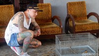 Tidak hanya di lengan, tato yang dimiliki bapak satu anak ini ternyata ada di sekujur tubuhnya. Mulai dari tangan, dada, punggung, paha hingga betis. Ia mengaku sudah 30 kali lebih tubuhnya ditato.