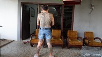 Ia mengaku, keinginannya menato tubuh sudah ada sejak masih kecil. Salah satunya karena sering menonton film-film gangster. Sejak saat itu, dirinya berkeinginan untuk menato tubuhnya.