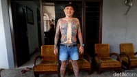 Ini dia penampakan Welas Yuni Nugroho (36) yang viral karena memiliki tato di sekujur tubuhnya.
