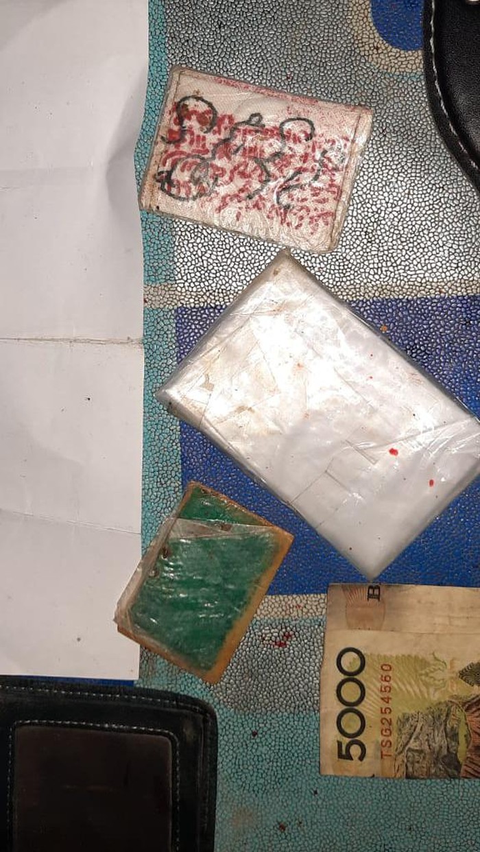 Barang bukti jimat yang disita dari 6 pencuri bersenpi di Jambi (dok Istimewa)
