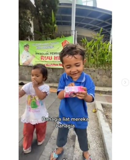 Berbagi kebaikan dengan traktir susu kotak ke anak-anak pemulung