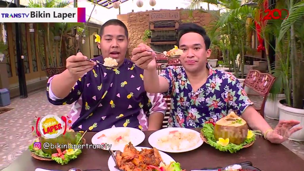 Bikin Laper! Sensasi Nikmat Makan Sup Seafood dalam Batok Kelapa