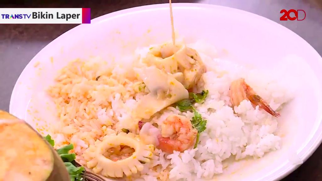 Bikin Laper! Sensasi Nikmat Makan Sup Seafood dalam Batok Kelapa