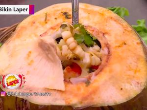 Bikin Laper! Sensasi Nikmat Makan Sup Seafood dalam Batok Kelapa