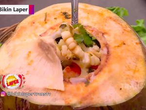 Bikin Laper! Sensasi Nikmat Makan Sup Seafood dalam Batok Kelapa