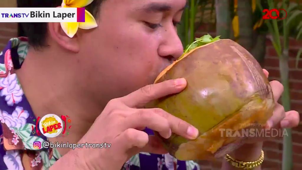 Bikin Laper! Sensasi Nikmat Makan Sup Seafood dalam Batok Kelapa