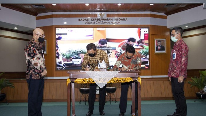 Kepala BKN Bima Haria Wibisana (kiri) dan Direktur Layanan dan Jaringan BNI  Ronny Venir (kanan) menyaksikan penandatanganan MoU BNI dengan FIDAC yang dilaksanakan oleh 
Pemimpin Divisi Penjualan BNI Indomora Harahap dan Dirut PT Fidac Inovasi Teknologi Harry  Fardan Zaini.