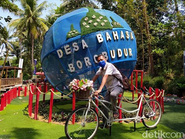 Bola besar bertuliskan Universal itu berada di Desa Bahasa Borobudur, kecamatan Borobudur, kabupaten Magelang, Jawa Tengah.