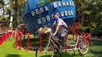 Bola besar bertuliskan Universal itu berada di Desa Bahasa Borobudur, kecamatan Borobudur, kabupaten Magelang, Jawa Tengah.