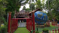 Kemudian, saat awal pandemi ini membangun kampus 3. Untuk di kampus 3 ini, di depan ada bola besar yang dilengkapi dengan peta seluruh wilayah Indonesia, dengan tulisan Universal. Tulisan ini jika dilihat dari depan, kemudian di belakangnya ada tulisan Desa Bahasa Borobudur. Bola besar ini terbuat dari besi. Bola besar ini memiliki diameter 4 meter, dengan tinggi sekitar 4,5 meter. Ini merupakan salah satu lokasi spot selfie bagi pengunjung yang berwisata di Desa Bahasa Borobudur yang berada 3 km dari Candi Borobudur.