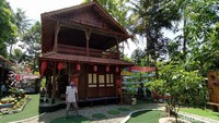Adapun Desa Bahasa Borobudur sebenarnya merupakan lembaga pendidikan bahasa Inggris yang didirikan mantan pengasong di candi Borobudur, Hani Sutrisno.
