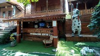 Seiring berkembangnya, kampus Desa Bahasa Borobudur yang semula berada di rumah pribadi Hani, kemudian membangun kampus 2. Kampus 2 ini dilengkapi dengan Taman Kelinci Borobudur, ada juga Homestay Halal. Selain itu, ada puluhan titik spot selfie.