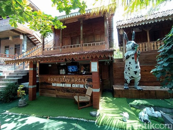 Seiring berkembangnya, kampus Desa Bahasa Borobudur yang semula berada di rumah pribadi Hani, kemudian membangun kampus 2. Kampus 2 ini dilengkapi dengan Taman Kelinci Borobudur, ada juga Homestay Halal. Selain itu, ada puluhan titik spot selfie. Seiring berkembangnya, kampus Desa Bahasa Borobudur yang semula berada di rumah pribadi Hani, kemudian membangun kampus 2. Kampus 2 ini dilengkapi dengan Taman Kelinci Borobudur, ada juga Homestay Halal. Selain itu, ada puluhan titik spot selfie.