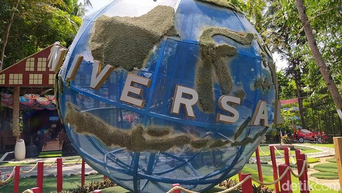 Bola besar bertuliskan 'Universal' tak hanya ditemukan di Singapura. Bola besar yang juga jadi ikon Singapura itu pun ada di Magelang lho. Berikut potretnya.