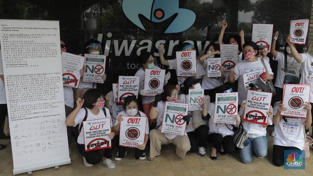 Puluhan nasabah Jiwasraya yang tergabung dalam Forum Korban Jiwasraya melakukan aksi damai di Kantor Pusat Jiwasraya, Jakarta, Jumat, 11/9. Aksi tersebut dilakukan karena tidak adanya kejelasan mengenai pencairan dana bagi para nasabah korban Jiwasraya Saving Planyang sudah lewat jatuh tempo selama 2 tahun. Sebelumnya, Jiwasraya mengklaim membayarkan tunggakan kepada sebagian nasabah senilai Rp470 miliar pada akhir Maret lalu. Direktur Utama Jiwasraya Hexana Tri Sasongko mengatakan pembayaran utang klaim diberikan kepada 15 ribu nasabah pemegang polis tradisional. (CNBC Indonesia/ Muhammad Sabki)