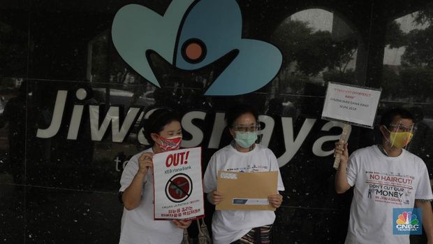 Puluhan nasabah Jiwasraya yang tergabung dalam Forum Korban Jiwasraya melakukan aksi damai di Kantor Pusat Jiwasraya, Jakarta, Jumat, 11/9. Aksi tersebut dilakukan karena tidak adanya kejelasan mengenai pencairan dana bagi para nasabah korban Jiwasraya Saving Planyang sudah lewat jatuh tempo selama 2 tahun. Sebelumnya, Jiwasraya mengklaim membayarkan tunggakan kepada sebagian nasabah senilai Rp470 miliar pada akhir Maret lalu. Direktur Utama Jiwasraya Hexana Tri Sasongko mengatakan pembayaran utang klaim diberikan kepada 15 ribu nasabah pemegang polis tradisional. (CNBC Indonesia/ Muhammad Sabki)