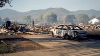 Sebuah mobil hanya tingga rangkanya. Kevin Jantzer via AP.