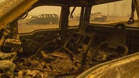 Sejumlah mobil di area parkiran pertokoan di Nimrod, Oregon hangus terbakar. Andy Nelson/The Register-Guard via AP.