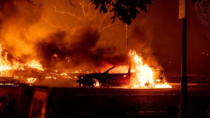 Deretan Mobil yang Gosong Akibat Kebakaran Hutan di Oregon Kebakaran hutan di Oregon, Amerika Serikat, merembet ke permukiman warga. Selain rumah, api juga menghanguskan sejumlah mobil.