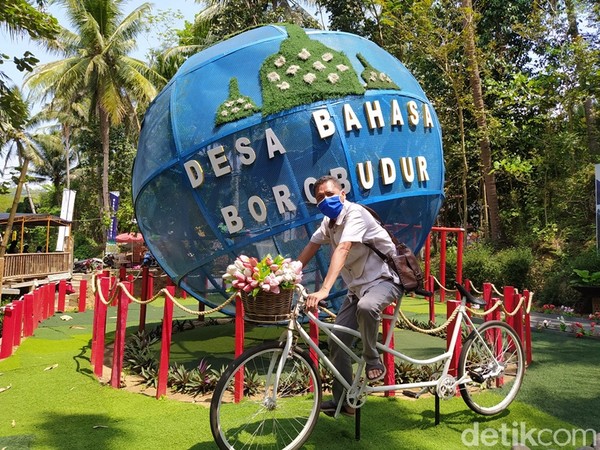 Desa Bahasa yang berada di Dusun Parakan, Desa Ngargogondo, Kecamatan Borobudur, Kabupaten Magelang, tepatnya berada sejauh 3 km dari Candi Borobudur. Desa ini merupakan lembaga pendidikan Bahasa Inggris yang didirikan mantan pengasong di Candi Borobudur, Hani Sutrisno. Desa Bahasa yang berada di Dusun Parakan, Desa Ngargogondo, Kecamatan Borobudur, Kabupaten Magelang, tepatnya berada sejauh 3 km dari Candi Borobudur. Desa ini merupakan lembaga pendidikan Bahasa Inggris yang didirikan mantan pengasong di Candi Borobudur, Hani Sutrisno.