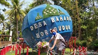 Desa Bahasa yang berada di Dusun Parakan, Desa Ngargogondo, Kecamatan Borobudur, Kabupaten Magelang, tepatnya berada sejauh 3 km dari Candi Borobudur. Desa ini merupakan lembaga pendidikan Bahasa Inggris yang didirikan mantan pengasong di Candi Borobudur, Hani Sutrisno.