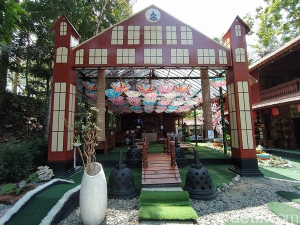 Seiring berkembangnya, kampus Desa Bahasa Borobudur yang semula berada di rumah pribadi Hani, kemudian membangun kampus 2. Kampus 2 ini dilengkapi dengan Taman Kelinci Borobudur, ada juga Homestay Halal. Selain itu, ada puluhan titik spot selfie. Seiring berkembangnya, kampus Desa Bahasa Borobudur yang semula berada di rumah pribadi Hani, kemudian membangun kampus 2. Kampus 2 ini dilengkapi dengan Taman Kelinci Borobudur, ada juga Homestay Halal. Selain itu, ada puluhan titik spot selfie.