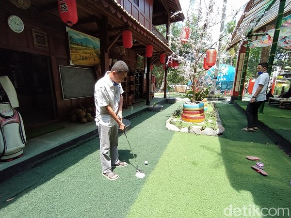 Kemudian, saat awal pandemi ini membangun kampus 3. Untuk di kampus 3 ini, di depan ada bola besar yang dilengkapi dengan peta seluruh wilayah Indonesia, dengan tulisan ‘Universal’. Tulisan ini jika dilihat dari depan, kemudian di belakangnya ada tulisan ‘Desa Bahasa Borobudur’. Bola besar ini terbuat dari besi. Kemudian, saat awal pandemi ini membangun kampus 3. Untuk di kampus 3 ini, di depan ada bola besar yang dilengkapi dengan peta seluruh wilayah Indonesia, dengan tulisan ‘Universal’. Tulisan ini jika dilihat dari depan, kemudian di belakangnya ada tulisan ‘Desa Bahasa Borobudur’. Bola besar ini terbuat dari besi.