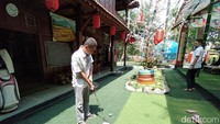 Desa bahasa ini juga dilengkapi dengan mini golf. Seperti diketahui, area kampus 1 di kawasan Desa Bahasa Borobudur ini difungsikan untuk area KBM, sementara kampus 2 dilengkapi dengan taman kelinci, terapi ikan, hingga homestay syariah.