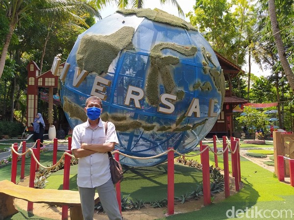 Pengelola Desa Bahasa, Kecamatan Borobudur, Kabupaten Magelang, Jawa Tengah, memasang bola besar bertuliskan ‘Universal’ mirip di Singapura. Warganet pun memberikan komentar beragam atas hal tersebut.