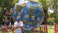 Pengelola Desa Bahasa, Kecamatan Borobudur, Kabupaten Magelang, Jawa Tengah, memasang bola besar bertuliskan ‘Universal’ mirip di Singapura. Warganet pun memberikan komentar beragam atas hal tersebut.