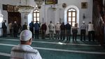 Inggris Izinkan Masjid Tetap Beroperasi