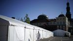 Inggris Izinkan Masjid Tetap Beroperasi