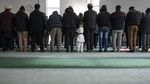 Inggris Izinkan Masjid Tetap Beroperasi