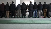 Menurut Johnson, masjid dan tempat ibadah lainnya akan menjadi pengecualian dari aturan baru. Dan Kitwood/Getty Images.